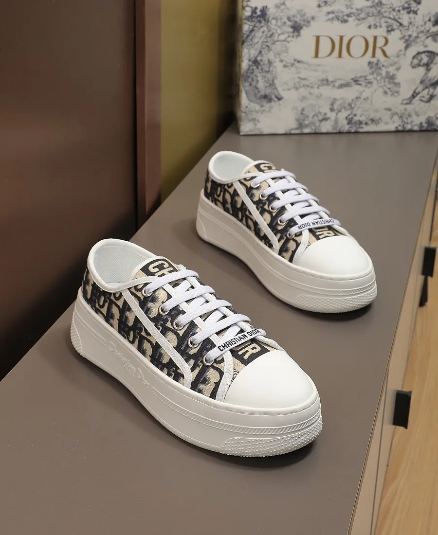 👟👟Ex-factory price 440👟👟 DIOR Dior's new thick-soled sports white shoes, electro-embroidered fabric, embroidered letters, breathable mesh lining, sheepskin for foot pads, lightweight outsole. Size: 35-40 (41 customized)